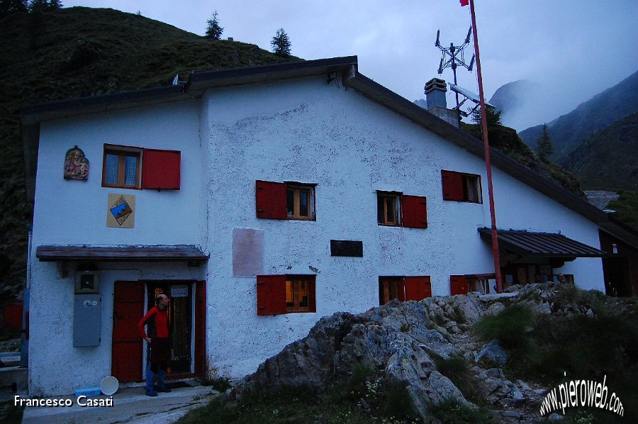 07 Enzo, il rifugista, scruta il cielo all'imbrunire.jpg